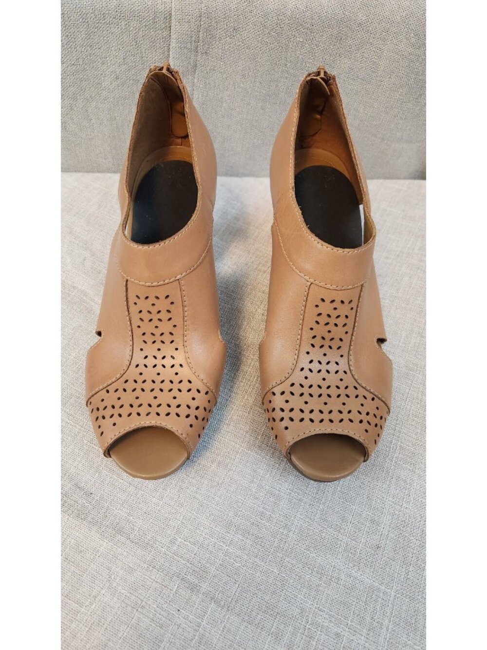 Clarks Womens 9.5 M Solid Brown Leather Laser Cut Uppr Taper Block Heel Zip - Picture 3 of 6